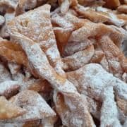 Faworki oprószone cukrem pudrem